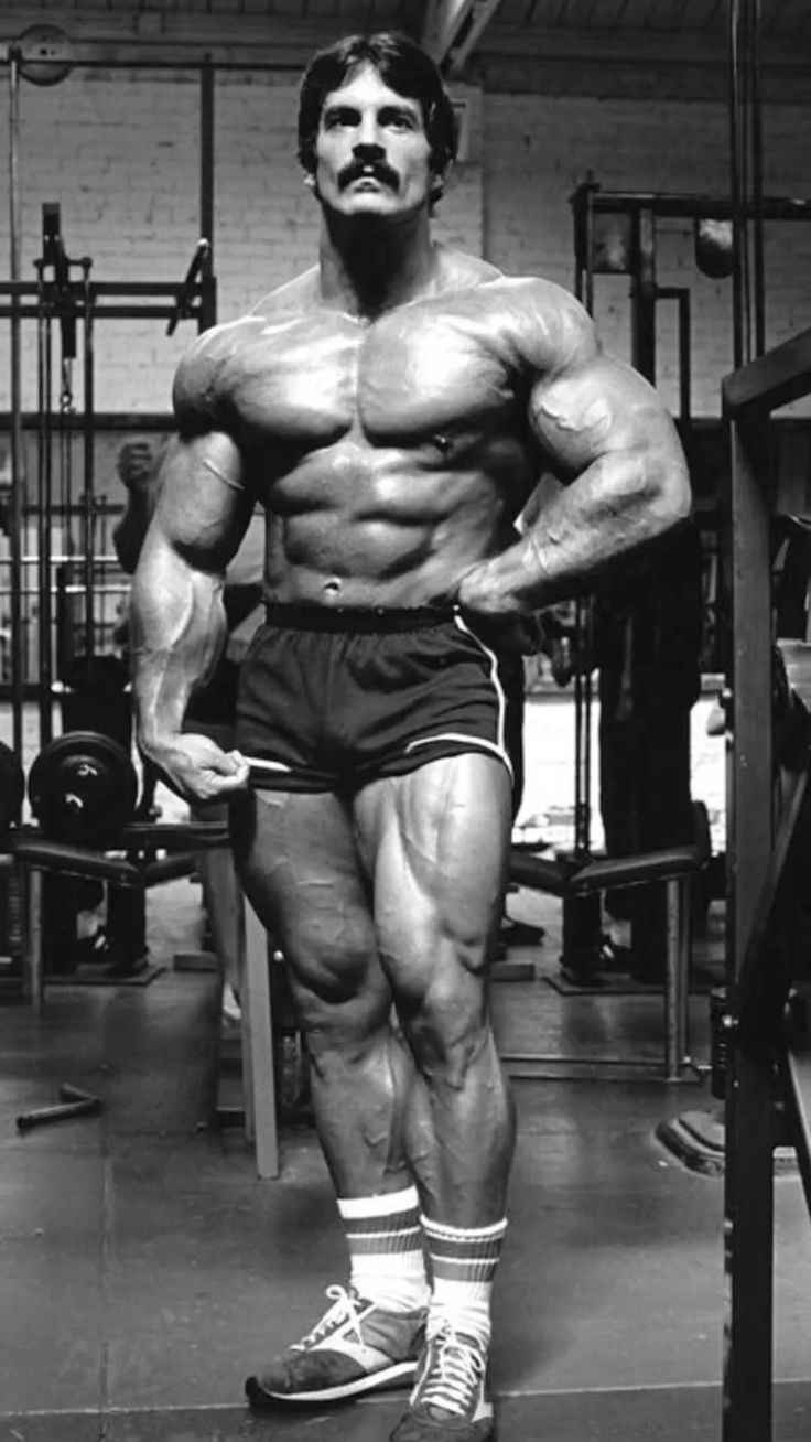 Black and white bodybuilding photo